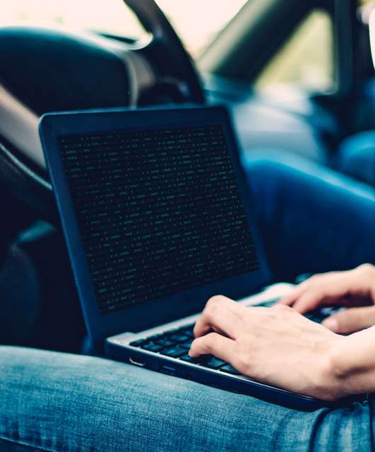 hacker-on-laptop-in-car-wardriving
